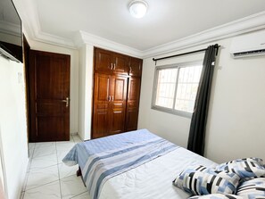 1 dormitorio, tabla de planchar con plancha, wifi y ropa de cama