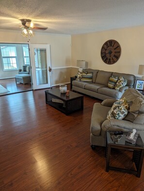 Smart TV - Clean, Spacious Home with 5 Mile Commute to Pinehurst/US Open. Pet/Smoke Free. (Aberdeen)