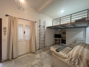 1 habitación, tabla de planchar con plancha, wifi y ropa de cama 