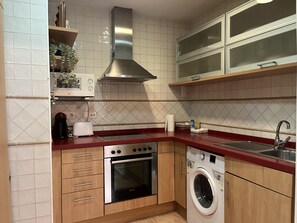 Microondas, horno, placa de cocina