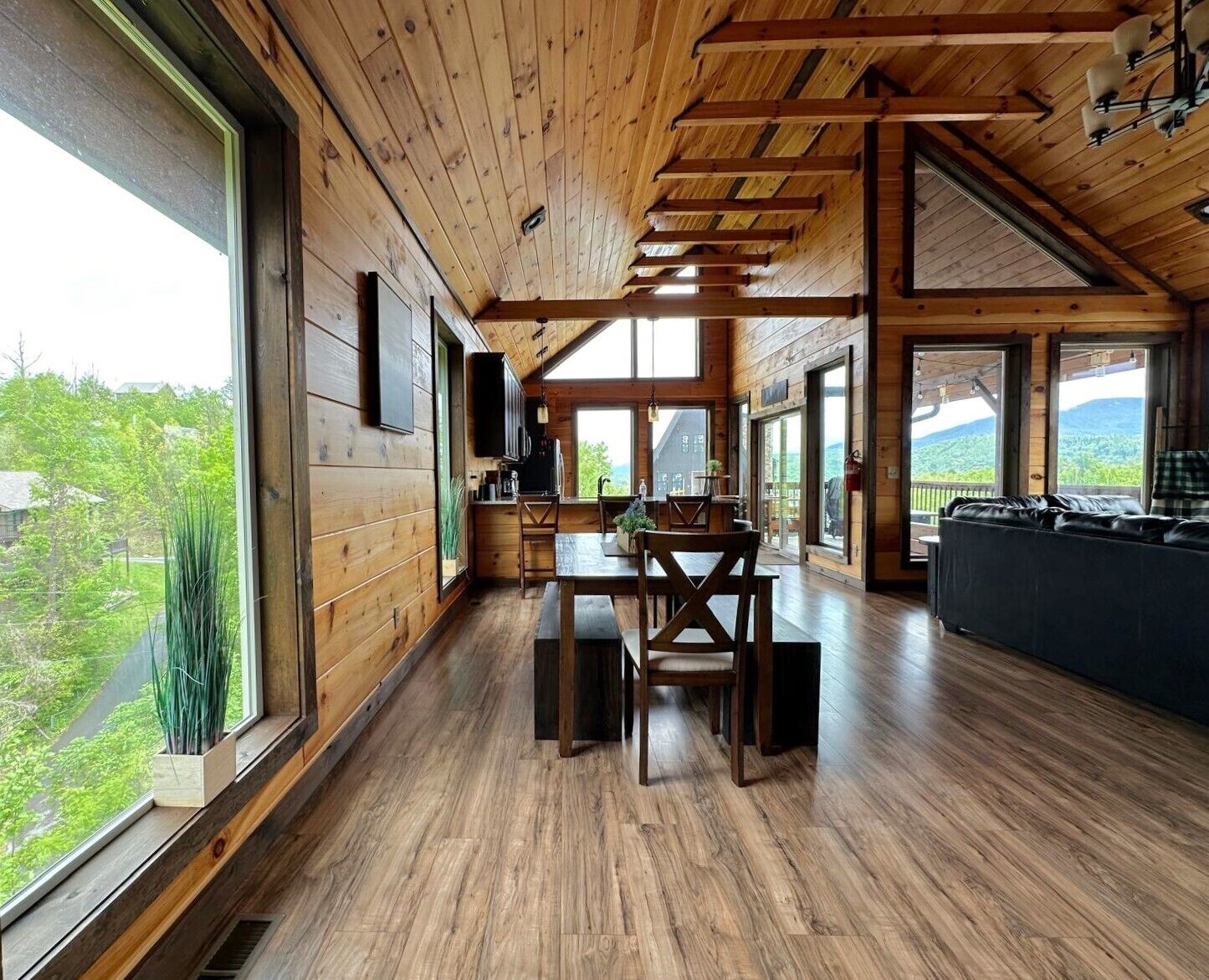 ⛰️🌲Mt View, Close to Parkway, SLPS 10, 3Bd 3Ba, Game Room!! Hot Tub🌲⛰️