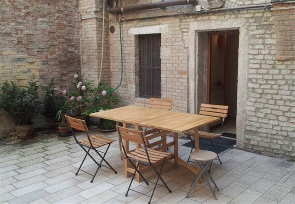Outdoor dining - Appartamento nel Ghetto Ebraico con Piccola Corte per Pranzare All'aperto (Venezia)