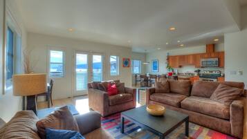 Smart TV, fireplace, books, stereo