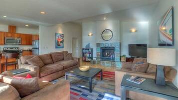 Smart TV, fireplace, books, stereo