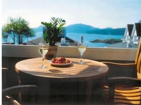 Outdoor dining. Water View! Luxury Starboard Suite-- walk to cafes, shops, galleries & beaches.