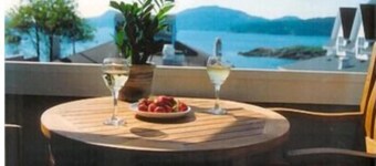 Water View! Luxury Starboard Suite-- walk to cafes, shops, galleries & beaches.