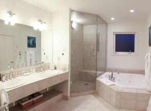 Een bubbelbad, milieuvriendelijke toiletartikelen, een haardroger
