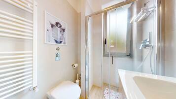 Haartrockner, HandtĂŒcher, Seife, Shampoo