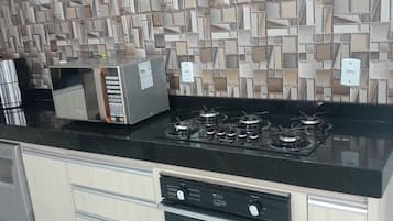 Réfrigérateur, micro-ondes, four, plaque de cuisson