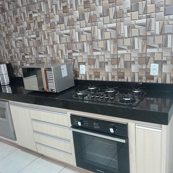 Frigorifero, microonde, forno, piano cottura