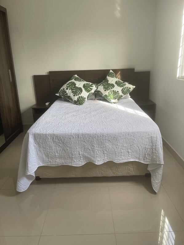 1 habitación, tabla de planchar con plancha, wifi gratis y ropa de cama 