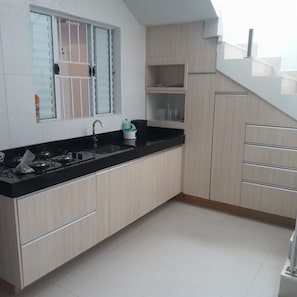 Frigorifero, microonde, forno, piano cottura