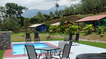 Piscina externa, funciona das 8h às 20h, espreguiçadeiras