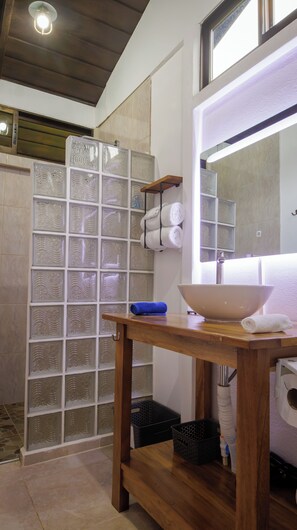 Honeymoon Villa | Bathroom | Shower, rainfall showerhead, hair dryer, towels - Villa El Tucán (Bijagua)