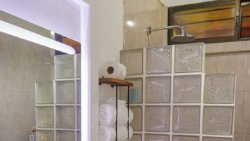 Villa de luna de miel | Baño | Ducha, cabezal de ducha tipo lluvia, secador de pelo y toallas