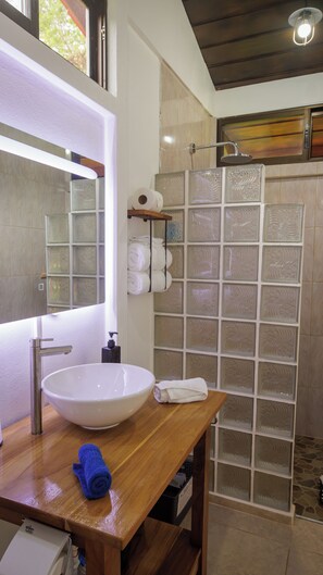 Villa luna di miele | Bagno | Doccia, soffione a pioggia, asciugacapelli, asciugamani