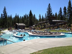 Innendørsbasseng og et oppvarmet basseng