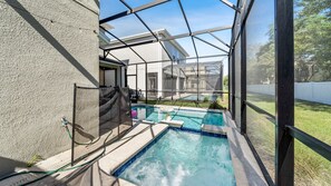 Alberca techada y alberca climatizada