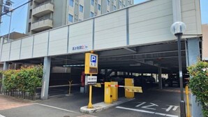 Entrada a un estacionamiento con un letrero que indica un límite de 2 minutos.