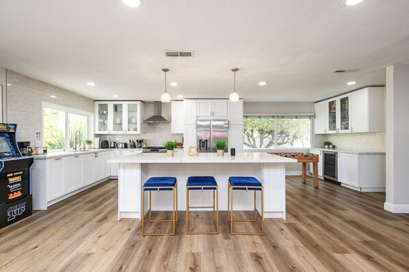 Fridge, microwave, oven, stovetop - Mins to Disney! Luxury 4BD - Pool & Arcade (Fullerton)