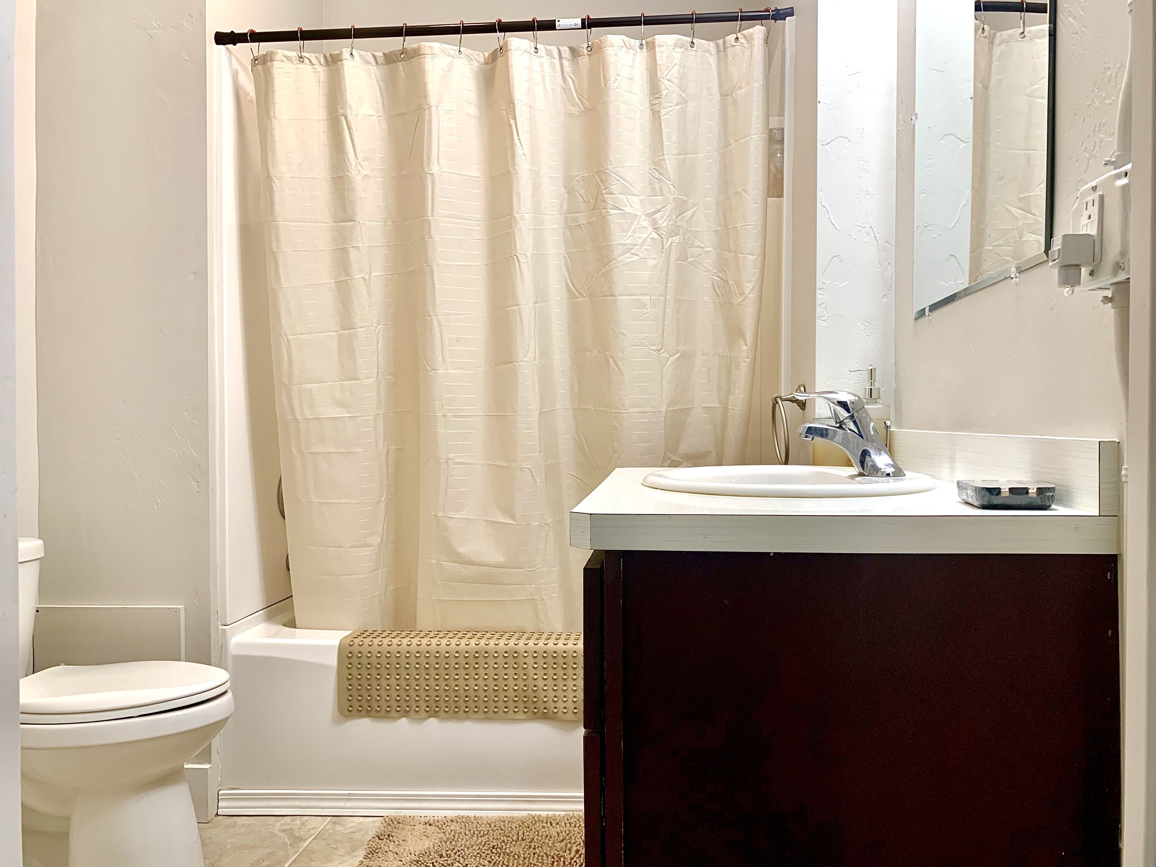 Un baño con bañera, inodoro y lavamanos.
