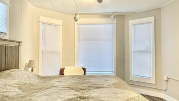 2 bedrooms, iron/ironing board, free WiFi, bed sheets