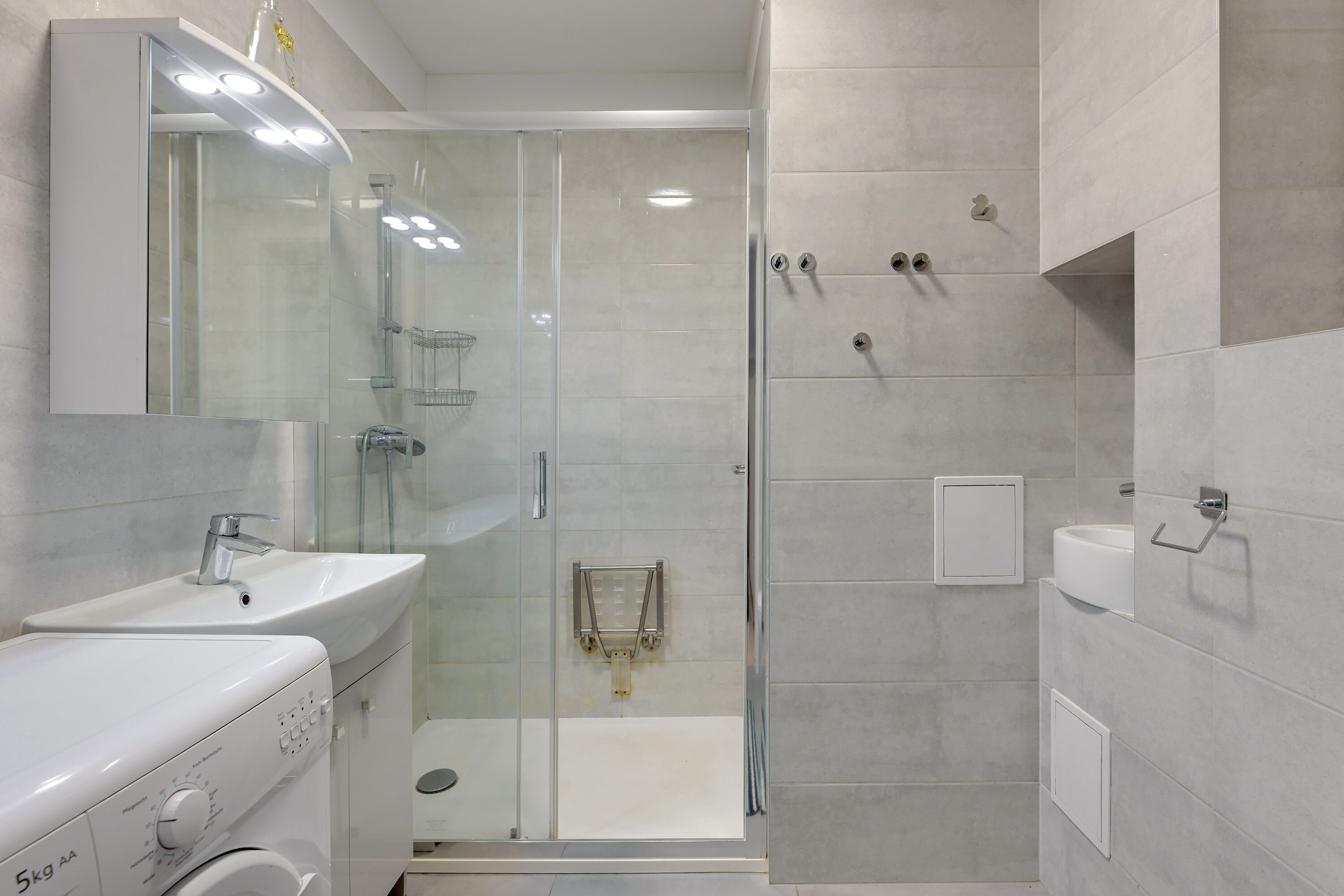 Klassiek appartement, uitzicht op de stad | Badkamer | Een douche, een regendouche, een haardroger, handdoeken