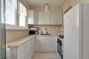 클래식 아파트, 시내 전망 | 전용 주방 | 냉장고, 전자레인지, 오븐, 쿡탑