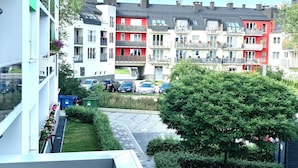 A residential building with multiple balconies, a parking area, and a well-maintained lawn. - Modern Calm Srudio, Wroclaw  (Wroclaw)