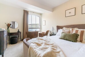 房內夾萬、獨特設計、獨特裝修、書桌