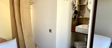 1 chambre, coffre-fort, bureau, fer et planche à repasser