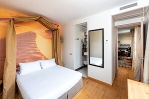 1 chambre, bureau, fer et planche à repasser, lit parapluie