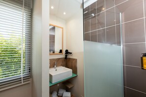 Regadera, amenidades de baño ecológicas, secadora de cabello, toallas 