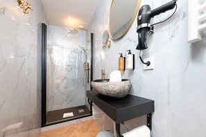 Douche, articles de toilette écologiques, séchoir à cheveux