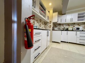 Frigorífico, microondas, horno y hervidor eléctrico