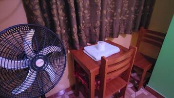 Escritorio, wifi gratis y ropa de cama