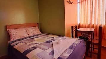 Escritorio, wifi gratis y ropa de cama