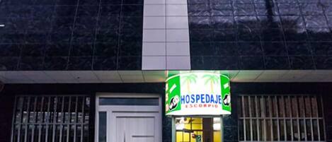 Vista frontal de la propiedad