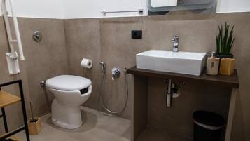 Dusche, Haartrockner, Bidet, HandtĂŒcher