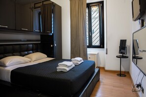 2 chambres, bureau, fer et planche à repasser, lit parapluie