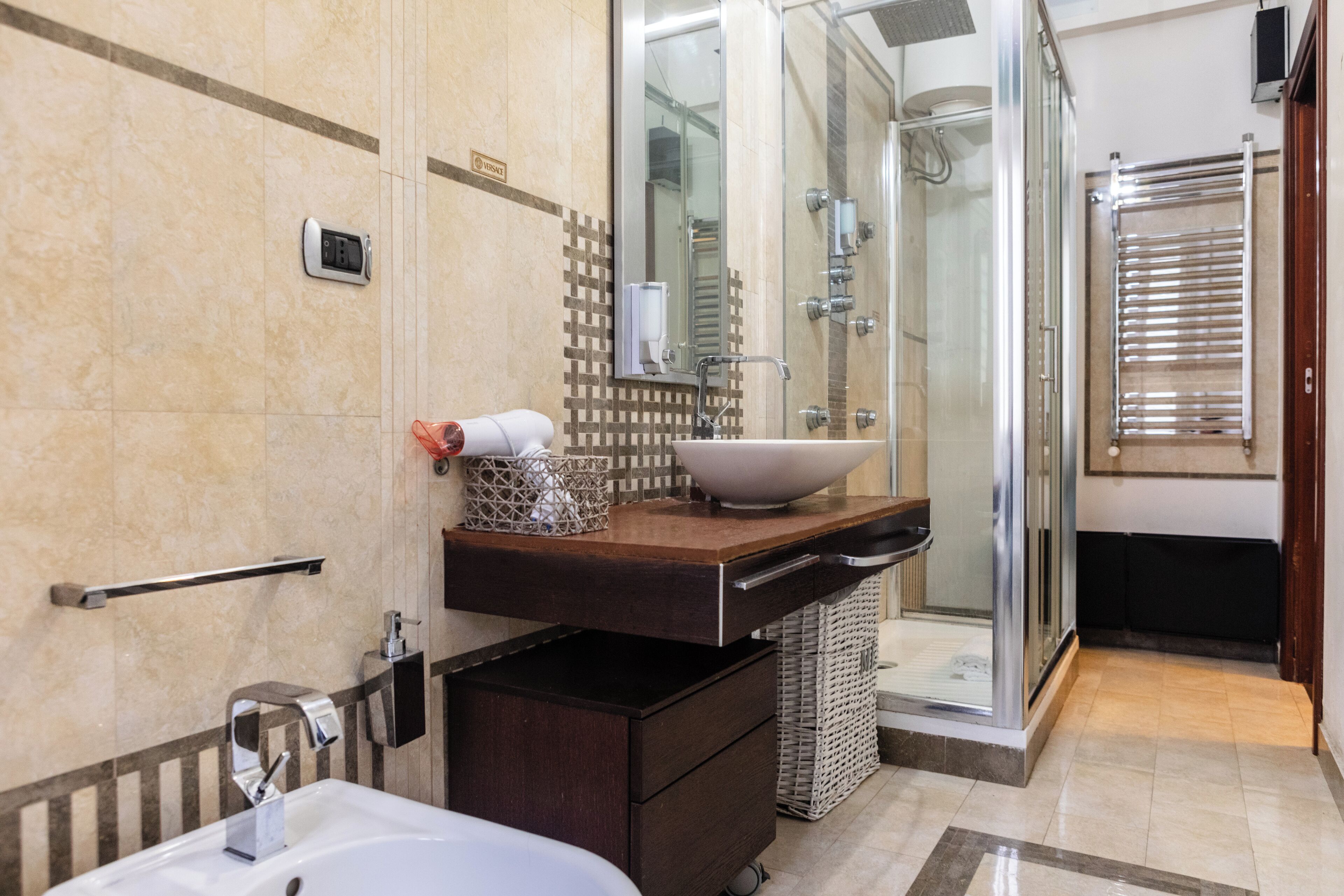 Shower, hair dryer, bidet, towels