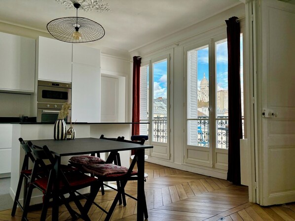 Dining - Charming family apartment with breathtaking view of Montmartre
(Paris)