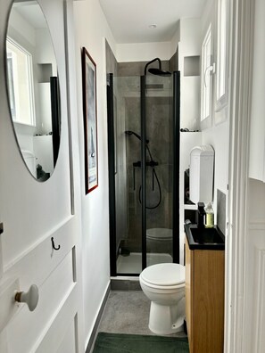 Dusche, Haartrockner, Handtücher, Seife
