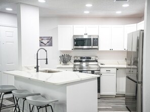 Køleskab, mikrobølgeovn, ovn, kogeplade