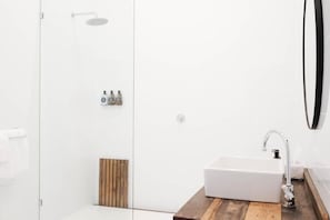 Douche, sĂšche-cheveux, serviettes fournies, savon