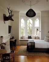 Ropa de cama de alta calidad, colchones con pillow-top y minibar