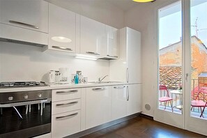 Kühlschrank, Ofen, Herdplatte, Wasserkocher mit Kaffee-/Teezubehör