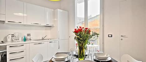 Fridge, oven, stovetop, coffee/tea maker