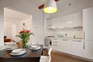 Fridge, oven, stovetop, coffee/tea maker