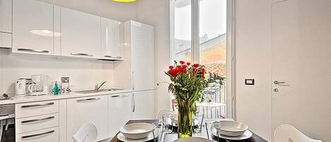 Køleskab, ovn, kogeplade, kaffe-/temaskine